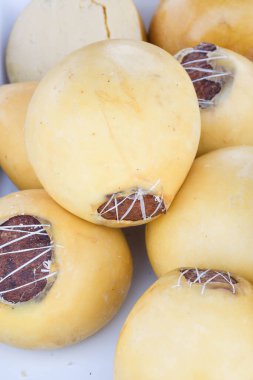 Branza de burduf, Transilvania 'nın güneyinden geleneksel koyun sütü peyniri, Romanya özel peyniri, sarı yuvarlak keçi peyniri topları ev yapımı, ağaç kabuğu örtüsü, renkli peçete