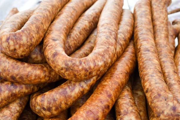 Produtos Carne Variados Linguiças Chouriço Temperos Uma Mesa Escura Vista — Fotografia de Stock