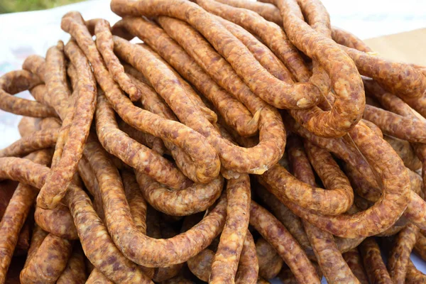 Produtos Carne Variados Linguiças Chouriço Temperos Uma Mesa Escura Vista — Fotografia de Stock