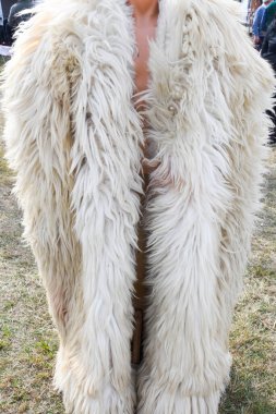 Geleneksel ülke fuarında çoban için geleneksel Romen koyun derisi ceket