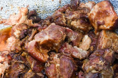 Şef piknik ya da yemek etkinliği sırasında et pişiriyor. Etlerin karışımı: sosis, domuz eti, tavuk, kuzu, koyun, sardalya, kızarmış veya ızgara, sağlıksız protein konsepti. Yağlı yiyecekler, kanserli yiyecekler