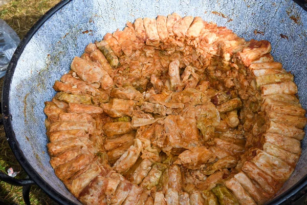 ルーマニアの代表的な料理はサルマーレと呼ばれる 野菜とキャベツロール キャベツの詰め物は伝統的な鍋に肉を詰め残します 上からの眺め クローズアップ ドルマ サルマーレ ゴルブティ — ストック写真
