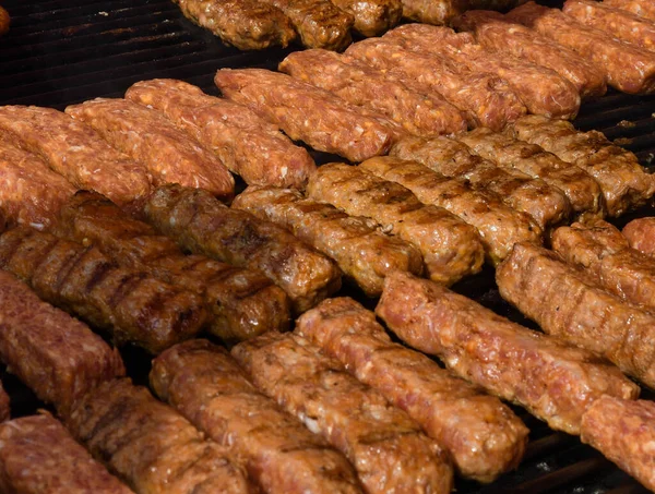 Szef Kuchni Grillując Mięso Podczas Pikniku Lub Imprezy Żywności Mięso — Zdjęcie stockowe