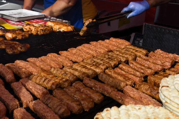 Chef Grigliare Carne Durante Picnic Barbecue Evento Alimentare Varietà Mix — Foto Stock