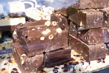 Geleneksel ev yapımı bisküviler tatlı tatlı tatlılar otel brunch büfesi sırasında pasta dışarıdaki bahçede havuz başında. Taze Yemek Büfesi Yemek Yemeği Paylaşım Partisi Konsepti