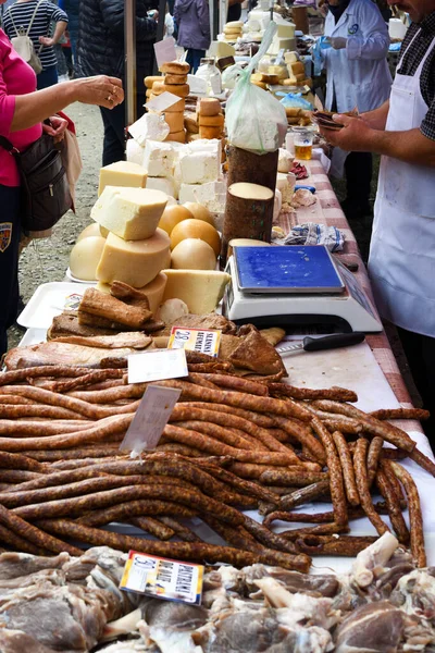 Ποικιλία Προϊόντων Κρέατος Λουκάνικα Chorizo Μπαχαρικά Σκούρο Τραπέζι Θέα Από — Φωτογραφία Αρχείου