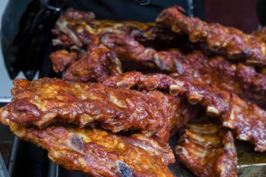 Izgara ve ızgara domuz pirzolası. Lezzetli geleneksel Amerikan eti. Biftek ve domuz pirzolası barbekü sosuna bulanmış ızgara pirzola.