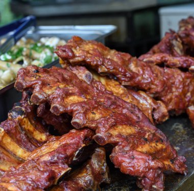 Izgara ve ızgara domuz pirzolası. Lezzetli geleneksel Amerikan eti. Biftek ve domuz pirzolası barbekü sosuna bulanmış ızgara pirzola.