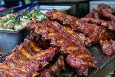 Izgara ve ızgara domuz pirzolası. Lezzetli geleneksel Amerikan eti. Biftek ve domuz pirzolası barbekü sosuna bulanmış ızgara pirzola.