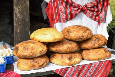 Ev yapımı geleneksel çörekler, yemek festivali sırasında tezgahın üzerinde otantik kırsal tarifler, açık hava pazarında çiftçi pazarı. Fırın ya da pasta konsepti
