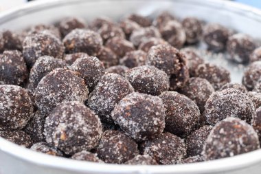 Geleneksel ev yapımı bisküviler tatlı tatlı tatlılar otel brunch büfesi sırasında pasta dışarıdaki bahçede havuz başında. Taze Yemek Büfesi Yemek Yemeği Paylaşım Partisi Konsepti