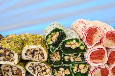 İstanbul 'daki bir dükkanda ya da sokak yemekleri festivali sırasında çeşitli tiplerde ya da çok çeşitli Türk lezzet dürümleri satılıyor. Lokum, özel bir hindi tatlısı.