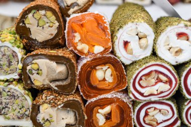 İstanbul 'daki bir dükkanda ya da sokak yemekleri festivali sırasında çeşitli tiplerde ya da çok çeşitli Türk lezzet dürümleri satılıyor. Lokum, özel bir hindi tatlısı.