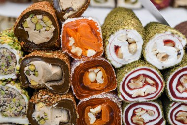 İstanbul 'daki bir dükkanda ya da sokak yemekleri festivali sırasında çeşitli tiplerde ya da çok çeşitli Türk lezzet dürümleri satılıyor. Lokum, özel bir hindi tatlısı.