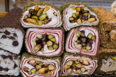 İstanbul 'daki bir dükkanda ya da sokak yemekleri festivali sırasında çeşitli tiplerde ya da çok çeşitli Türk lezzet dürümleri satılıyor. Lokum, özel bir hindi tatlısı.