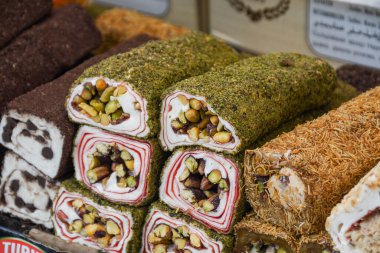 İstanbul 'daki bir dükkanda ya da sokak yemekleri festivali sırasında çeşitli tiplerde ya da çok çeşitli Türk lezzet dürümleri satılıyor. Lokum, özel bir hindi tatlısı.