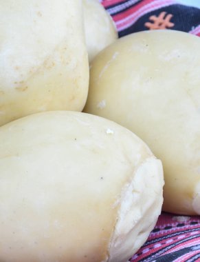 Branza de burduf, Transilvania 'nın güneyinden geleneksel koyun sütü peyniri, Romanya özel peyniri, sarı yuvarlak keçi peyniri topları ev yapımı, ağaç kabuğu örtüsü, renkli peçete