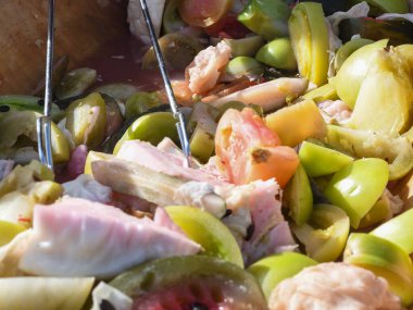 Yemek festivali sırasında güneş ışığında çeşitli turşu karışımları. Kırmızı biber, salatalık, karnabahar gibi sebze turşusu. Panayır ya da çiftçi pazarı