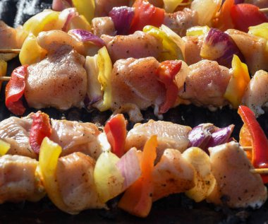 Şef piknik ya da yemek etkinliği sırasında et pişiriyor. Etlerin karışımı: sosis, domuz eti, tavuk, kuzu, koyun, sardalya, kızarmış veya ızgara, sağlıksız protein konsepti. Yağlı yiyecekler, kanserli yiyecekler