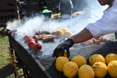 Ortasındaki toplar polenta ve peynir, adı Bulz, geleneksel bir Romanya yemeği. Kızarmış polenta ve peynir ızgarada, koyun güden