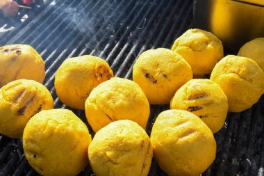 Ortasındaki toplar polenta ve peynir, adı Bulz, geleneksel bir Romanya yemeği. Kızarmış polenta ve peynir ızgarada, koyun güden