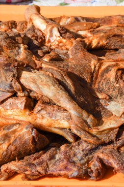 Çeşitli et ürünleri, sosisler, sucuk, karanlık bir masada baharatlar. Yukarıdan bak. Farklı baharatlı baharatlı sığır eti ve domuz sosisi çeşitleri. Sokak yemekleri, fast food çeşitleri.