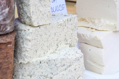 Yemek festivali sırasında tezgahta satılmak üzere dereotlu ve baharatlı dilimlenmiş peynir. Geleneksel süt ürünleri taze inek ya da keçi sütünden yapılır, aperatif olarak sunulur, kare şeklinde peynir kesilir.