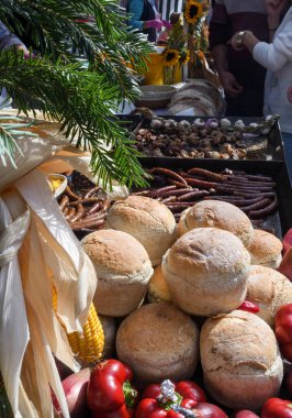 Ev yapımı geleneksel çörekler, yemek festivali sırasında tezgahın üzerinde otantik kırsal tarifler, açık hava pazarında çiftçi pazarı. Fırın ya da pasta konsepti