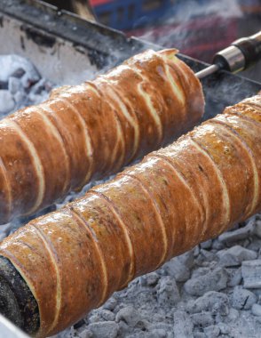 Kurtos kalacs veya baca kekleri, yemek festivali sırasında mangal ızgarasında yemek pişirmek, geleneksel Macar sokak yemekleri. Kurtos Kalacs geleneksel Macar pastası, şekerli, ballı ve fındıklı