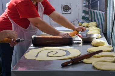 Kurtos kalacs veya baca kekleri, yemek festivali sırasında mangal ızgarasında yemek pişirmek, geleneksel Macar sokak yemekleri. Kurtos Kalacs geleneksel Macar pastası, şekerli, ballı ve fındıklı