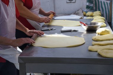 Kurtos kalacs veya baca kekleri, yemek festivali sırasında mangal ızgarasında yemek pişirmek, geleneksel Macar sokak yemekleri. Kurtos Kalacs geleneksel Macar pastası, şekerli, ballı ve fındıklı