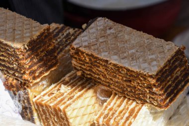 Sokak yemekleri festivali sırasında çeşitli hamur işleri, ekmek, çörek ve puf böreklerinden oluşan bir fırın ve pastanenin penceresini göster