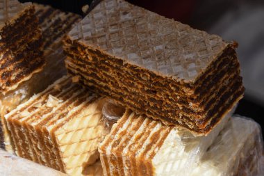 Sokak yemekleri festivali sırasında çeşitli hamur işleri, ekmek, çörek ve puf böreklerinden oluşan bir fırın ve pastanenin penceresini göster