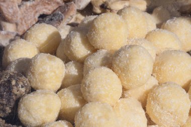 Sokak yemekleri festivali sırasında çeşitli hamur işleri, ekmek, çörek ve puf böreklerinden oluşan bir fırın ve pastanenin penceresini göster