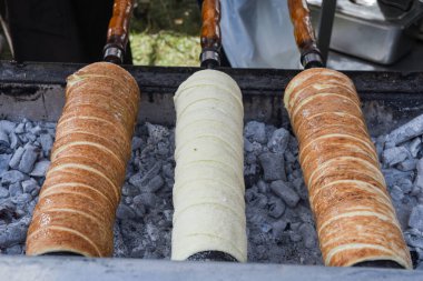 Kurtos kalacs veya baca kekleri, yemek festivali sırasında mangal ızgarasında yemek pişirmek, geleneksel Macar sokak yemekleri. Kurtos Kalacs geleneksel Macar pastası, şekerli, ballı ve fındıklı