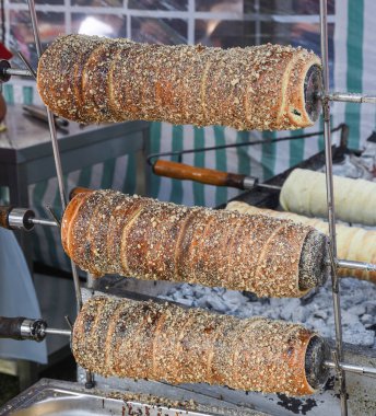 Kurtos kalacs veya baca kekleri, yemek festivali sırasında mangal ızgarasında yemek pişirmek, geleneksel Macar sokak yemekleri. Kurtos Kalacs geleneksel Macar pastası, şekerli, ballı ve fındıklı