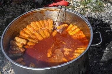 Romanya 'da tipik sarmale denir. Et, pirinç ve sebzeli lahana ruloları. Lahana dolması geleneksel bir tencerede eti doldurdu. Yukarıdan bak, yakın plan. Dolma, sarmale, golubtsy