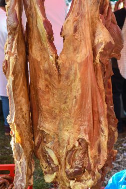 Çeşitli et ürünleri, sosisler, sucuk, karanlık bir masada baharatlar. Yukarıdan bak. Farklı baharatlı baharatlı sığır eti ve domuz sosisi çeşitleri. Sokak yemekleri, fast food çeşitleri.