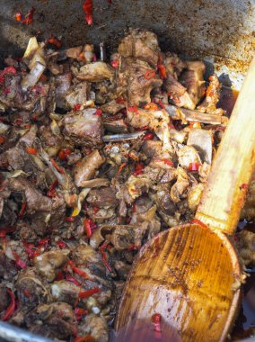 Kamp ateşi sırasında yemek pişiren çok büyük bir kazan, yemek festivali sırasında hazırlanan büyük kaplar. Ateşin üzerinde asılı duran bir turist potası. Ateşin üstünde tencerede yemek pişirmek. Kamp kavramı