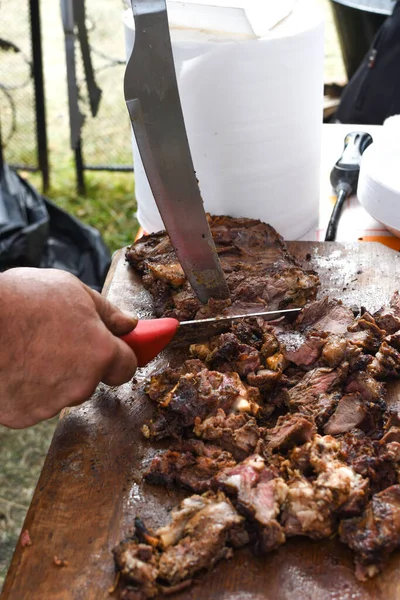 Chef Asar Carne Durante Picnic Cocina Evento Comida Variedad Mezcla — Foto de Stock