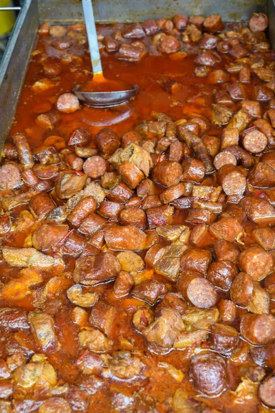 Cârnați Carnati Gătit Într Oală Foarte Mare Wok Foc Timpul — Fotografie, imagine de stoc