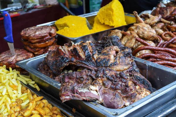 Chef Grigliare Carne Durante Picnic Barbecue Evento Alimentare Varietà Mix — Foto Stock