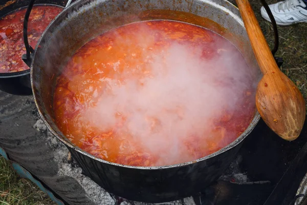 Πολύ Μεγάλο Καζάνι Μαγείρεμα Των Τροφίμων Κατά Διάρκεια Της Φωτιάς — Φωτογραφία Αρχείου