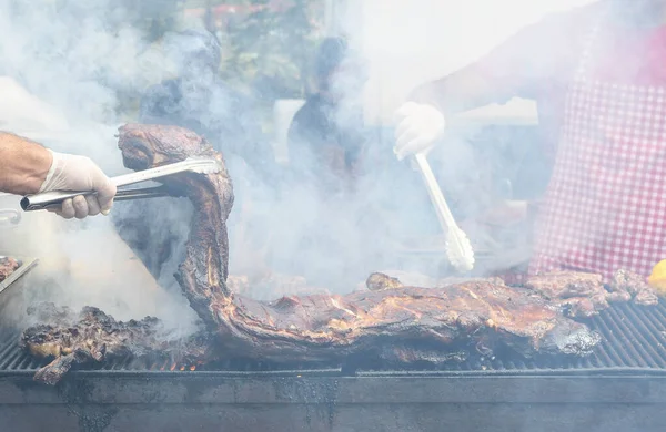 Chef Manos Cocinar Pedazo Muy Grande Carne Parrilla Chef Asar — Foto de Stock