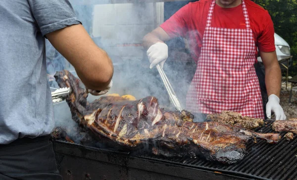 Chef Manos Cocinar Pedazo Muy Grande Carne Parrilla Chef Asar — Foto de Stock