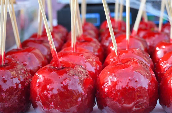 Sladká Glazovaná Červená Karamelová Jablka Tyčinkách Prodej Farmářském Trhu Nebo — Stock fotografie