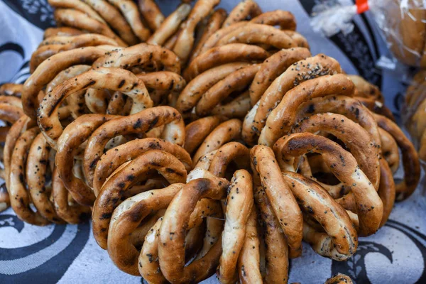 ドイツのプレッツェルは 食品市場の祭り 伝統的な食品でテーブルの上に表示されるロープの上に薄い乾燥プレッツェルのグループ お互いに1つのスタック — ストック写真