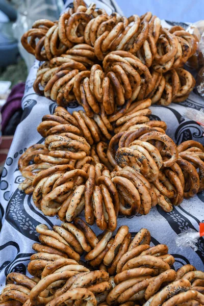 德国的椒盐卷饼互相堆叠在一起 一组薄薄的干椒盐卷饼挂在绳子上 陈列在食品市场节的桌上 这是一种传统的食物 — 图库照片