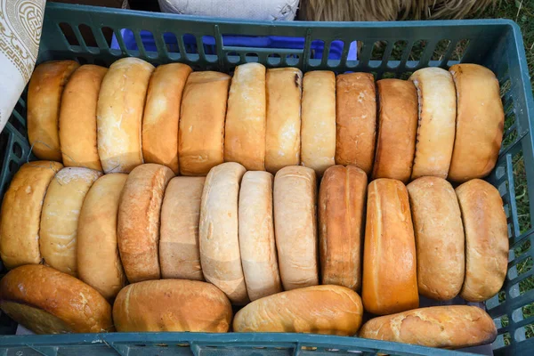 在超级市场的熟食店柜台上 有各种用香草调味的奶酪轮出售 食物节期间 在柜台顶上的罗马尼亚传统的软奶酪和硬奶酪 — 图库照片