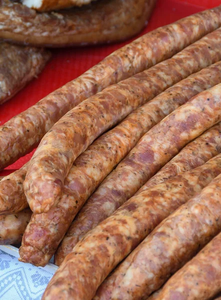 Produtos Carne Variados Linguiças Chouriço Temperos Uma Mesa Escura Vista — Fotografia de Stock